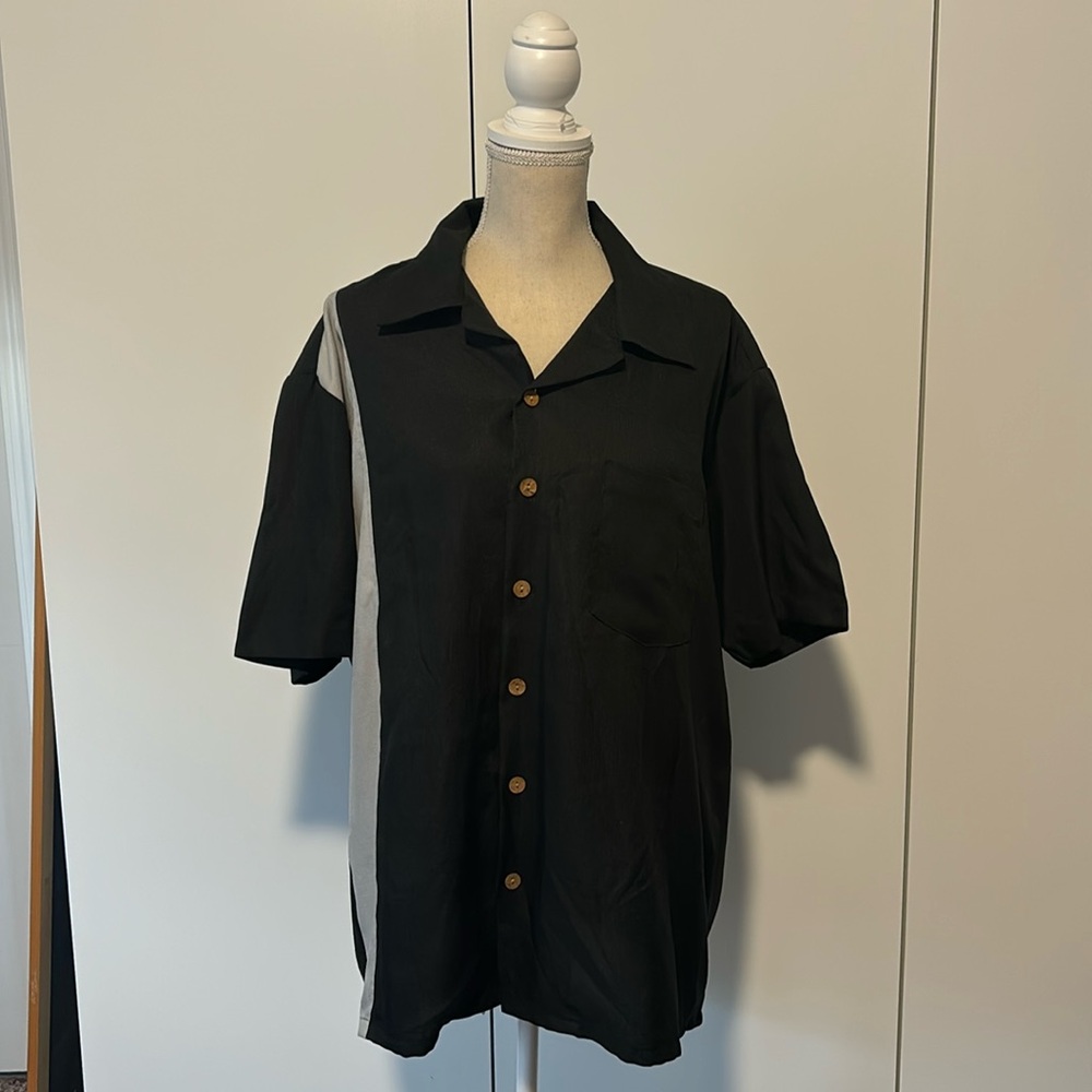 Maui Trading Company black and silver button up shirt size XL